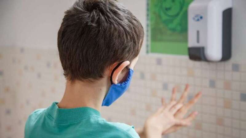 Un menor se frota las manos con gel hidroalcohólico (Foto TA)